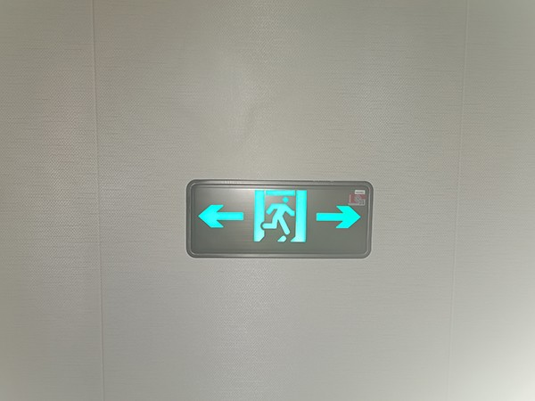 在大型商場中，集中控制智能疏散的優(yōu)勢何在？